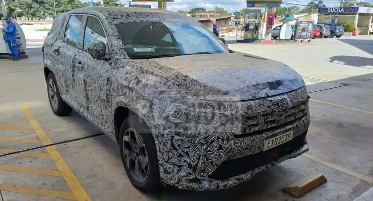 Renault Boreal camuflado parado de frente