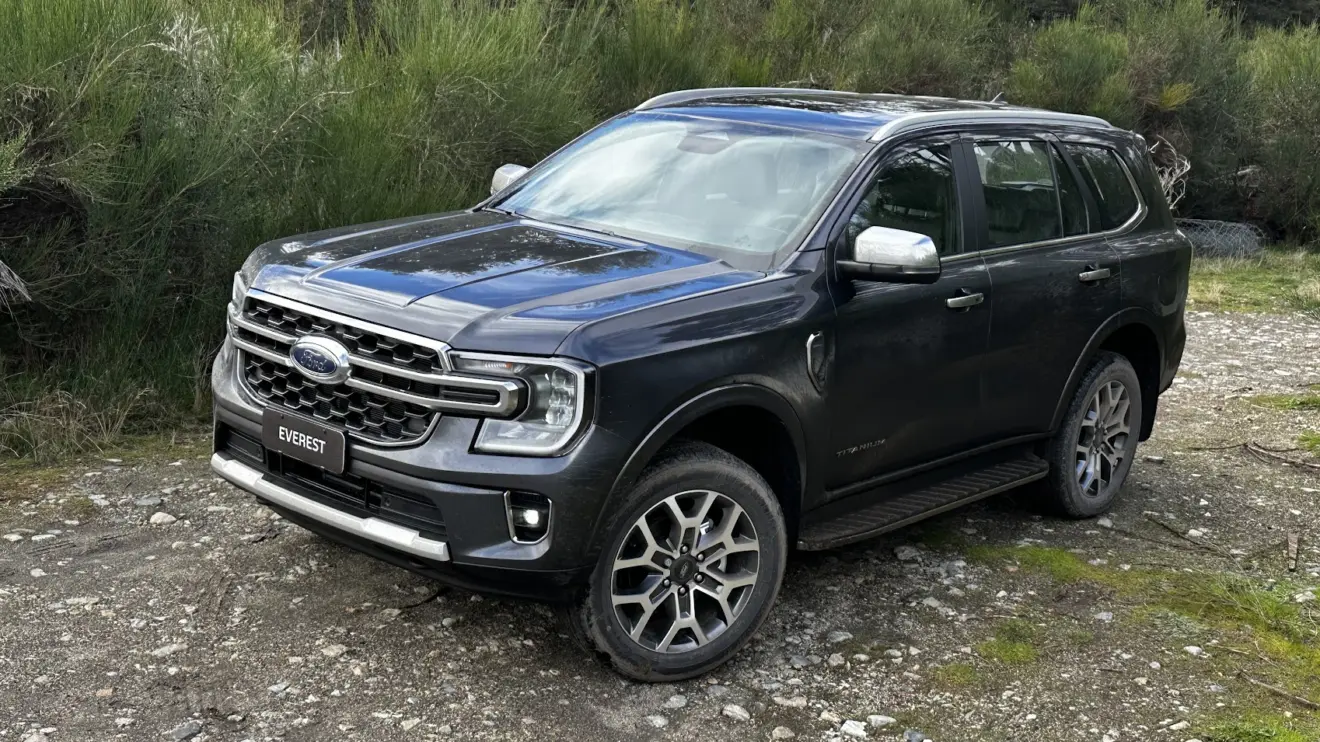 Ford Everest Titanium cinza visto do alto