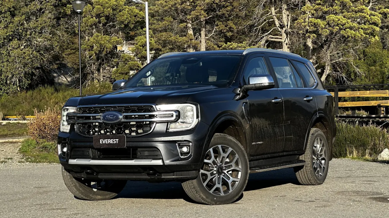 Ford Everest Titanium cinza parado de frente com árvores ao fundo