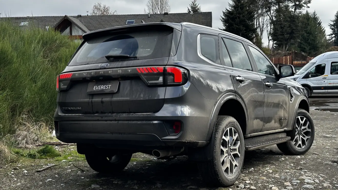 Ford Everest Titanium cinza parado de traseira