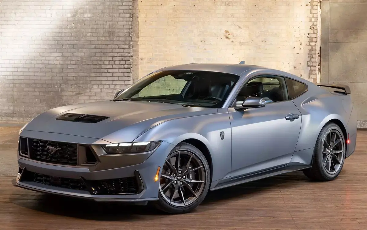 Ford Mustang Dark Horse cinza com detalhes pretos, DRL's acesos e visto de frente