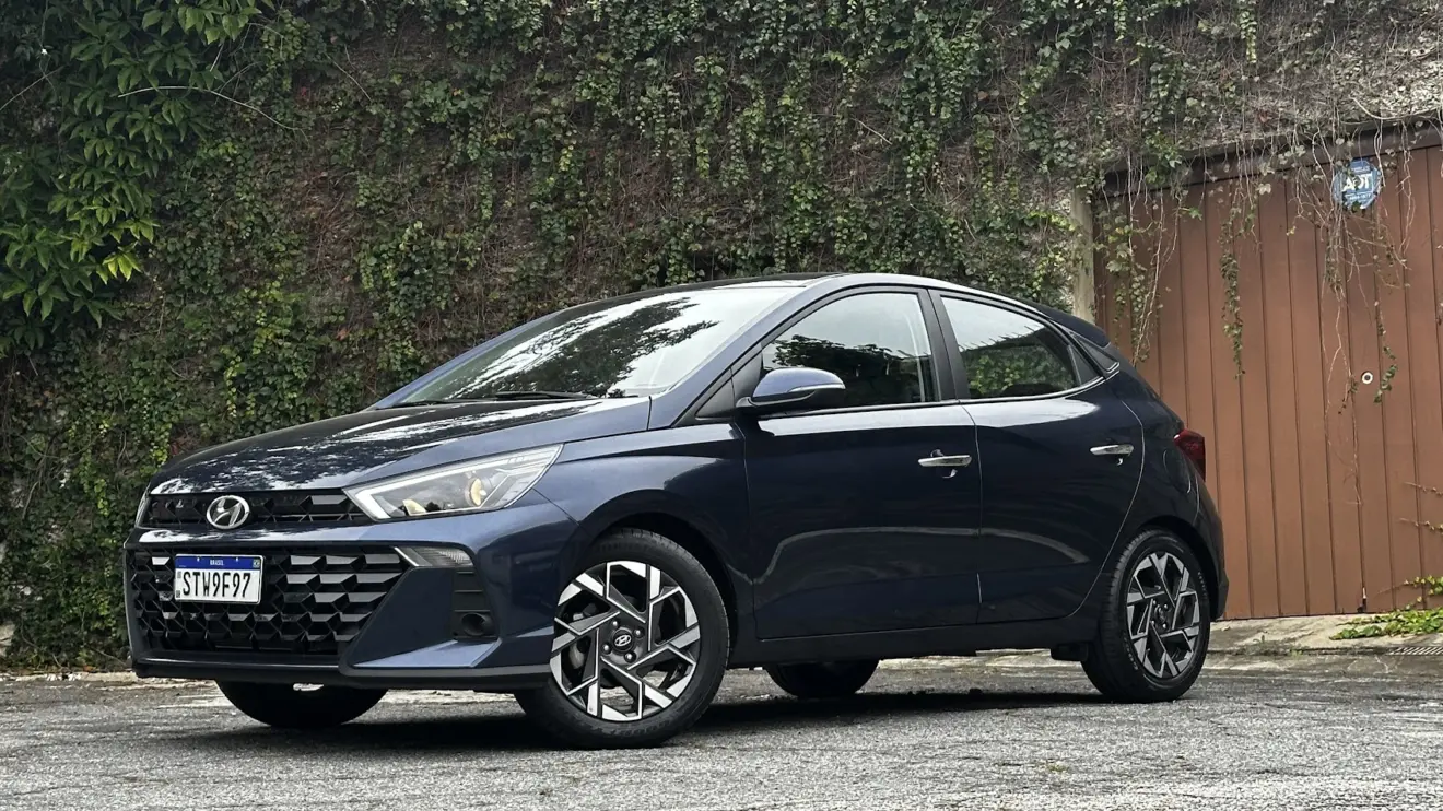 Hyundai HB20 Platinum Safety azul parado de dianteira