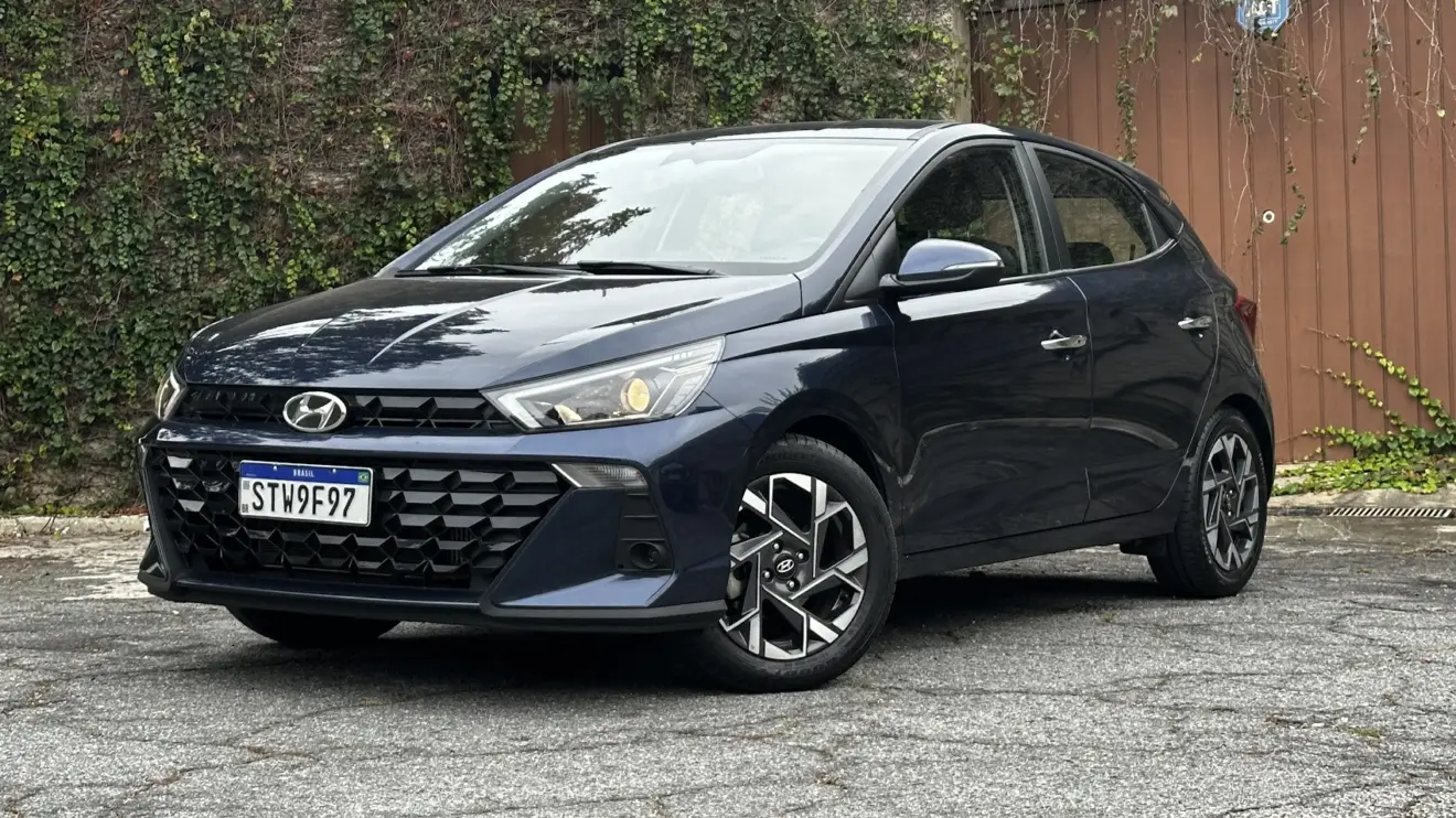 Hyundai HB20 Platinum Safety azul parado de frente com muro ao fundo