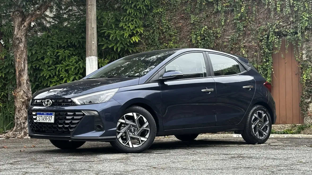 Hyundai HB20 Platinum Safety azul parado de frente com muro ao fundo