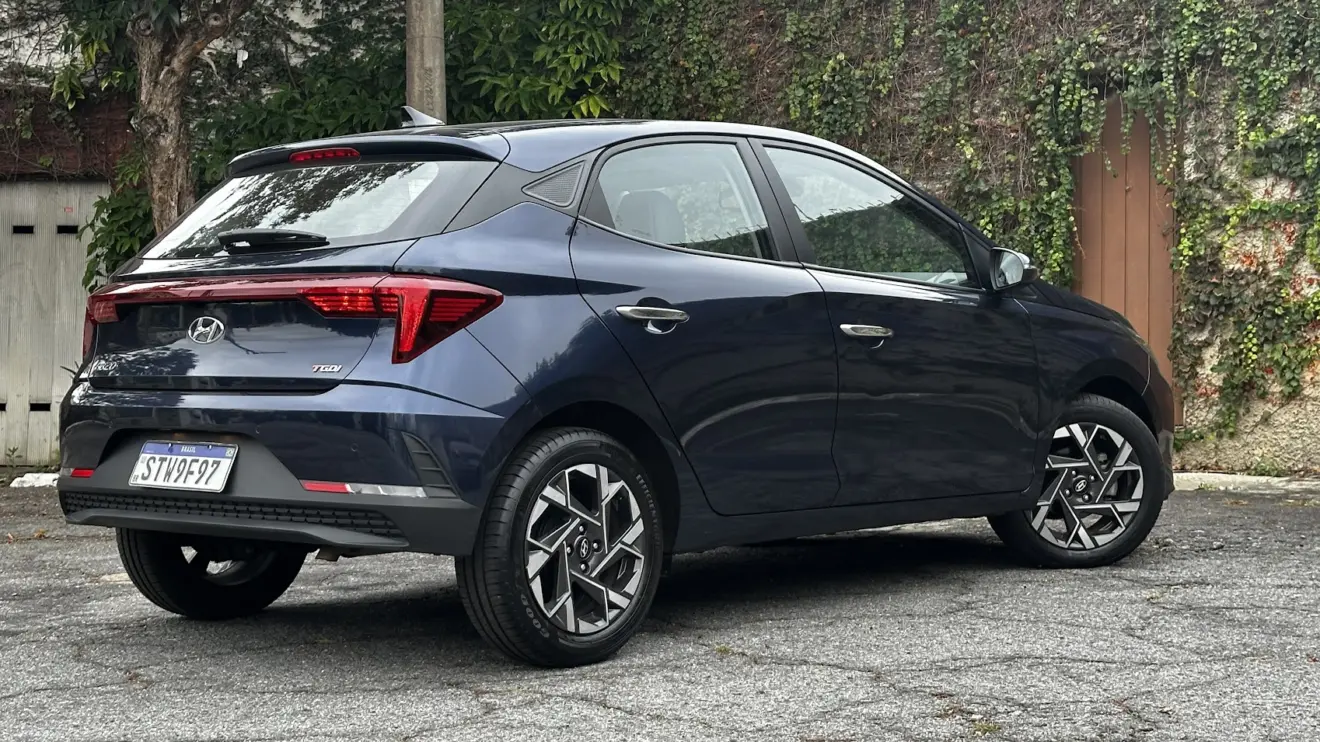 Hyundai HB20 Platinum Safety azul parado de traseira com muro ao fundo foi um dos carros mais roubados em 2025
