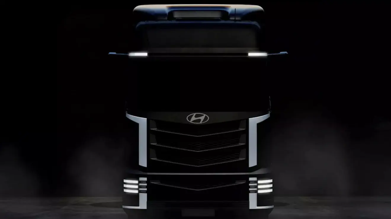 Dianteira com faróis acesos da nova geração do caminhão Xcient da Hyundai