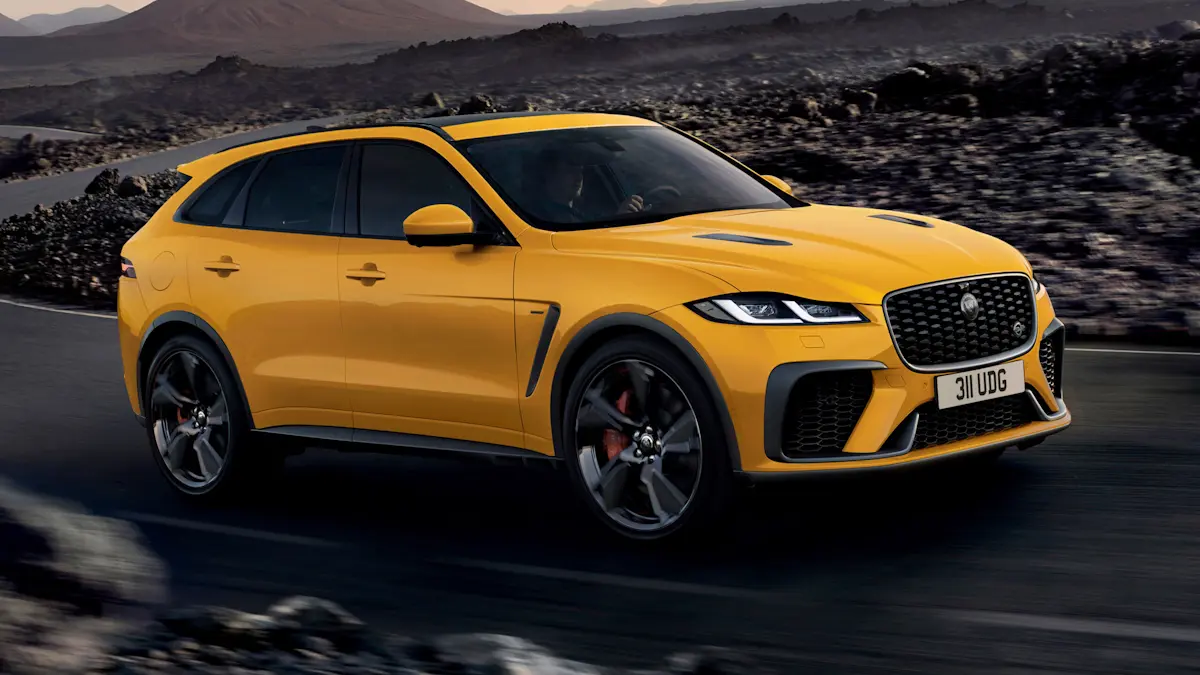 Jaguar F-Pace SVR 575 amarelo de frente