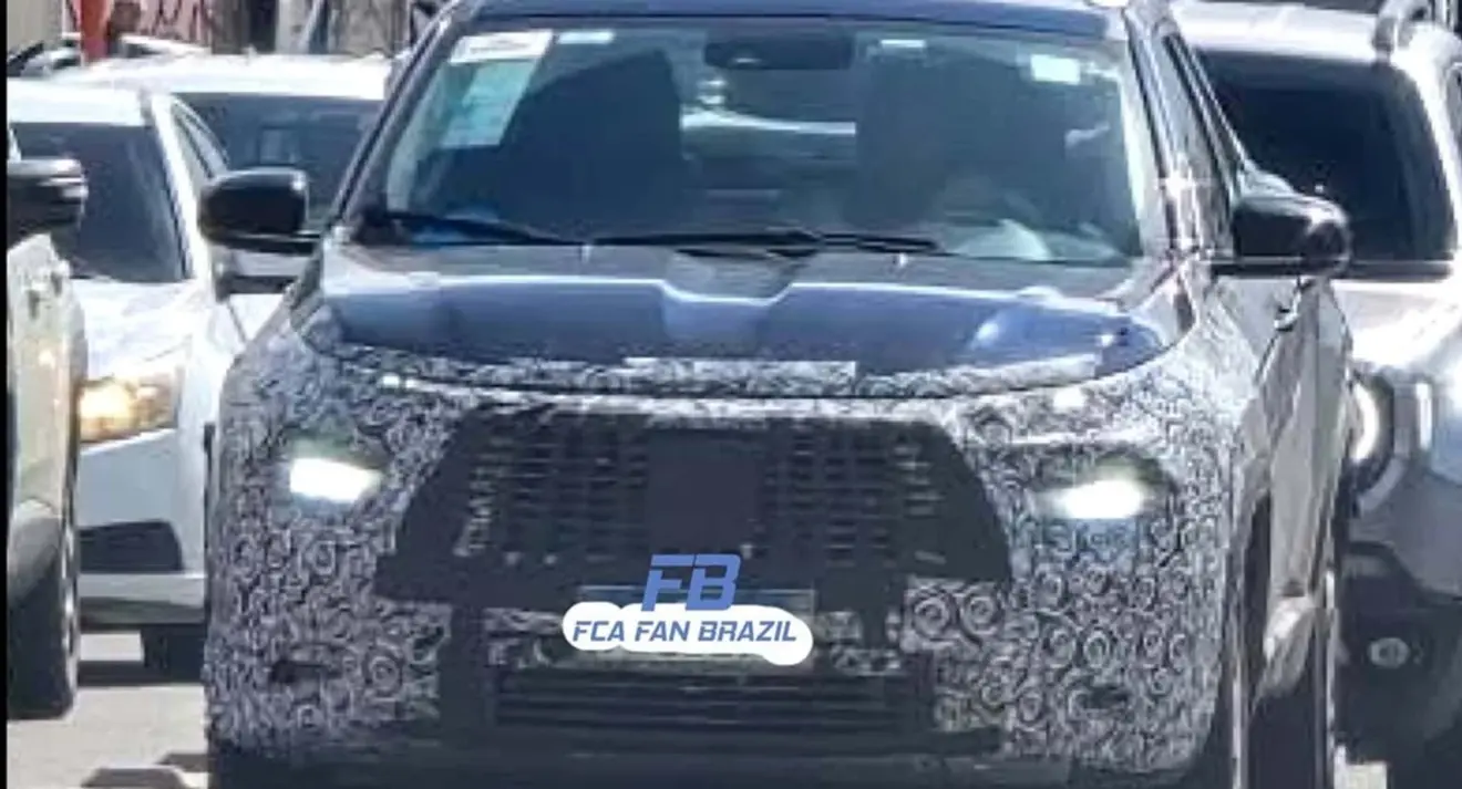 Nova caminhonete Fiat Toro camuflada de frente
