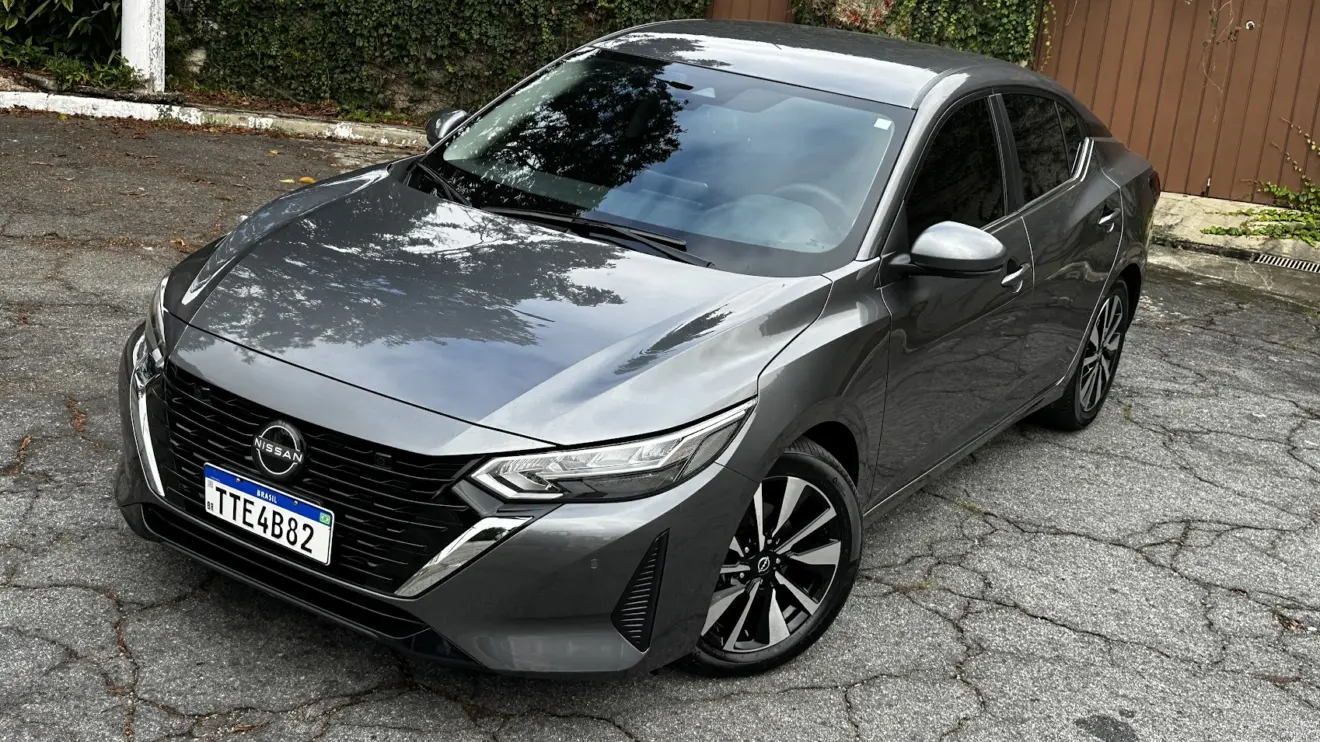 Nissan Sentra Advance cinza visto do alto