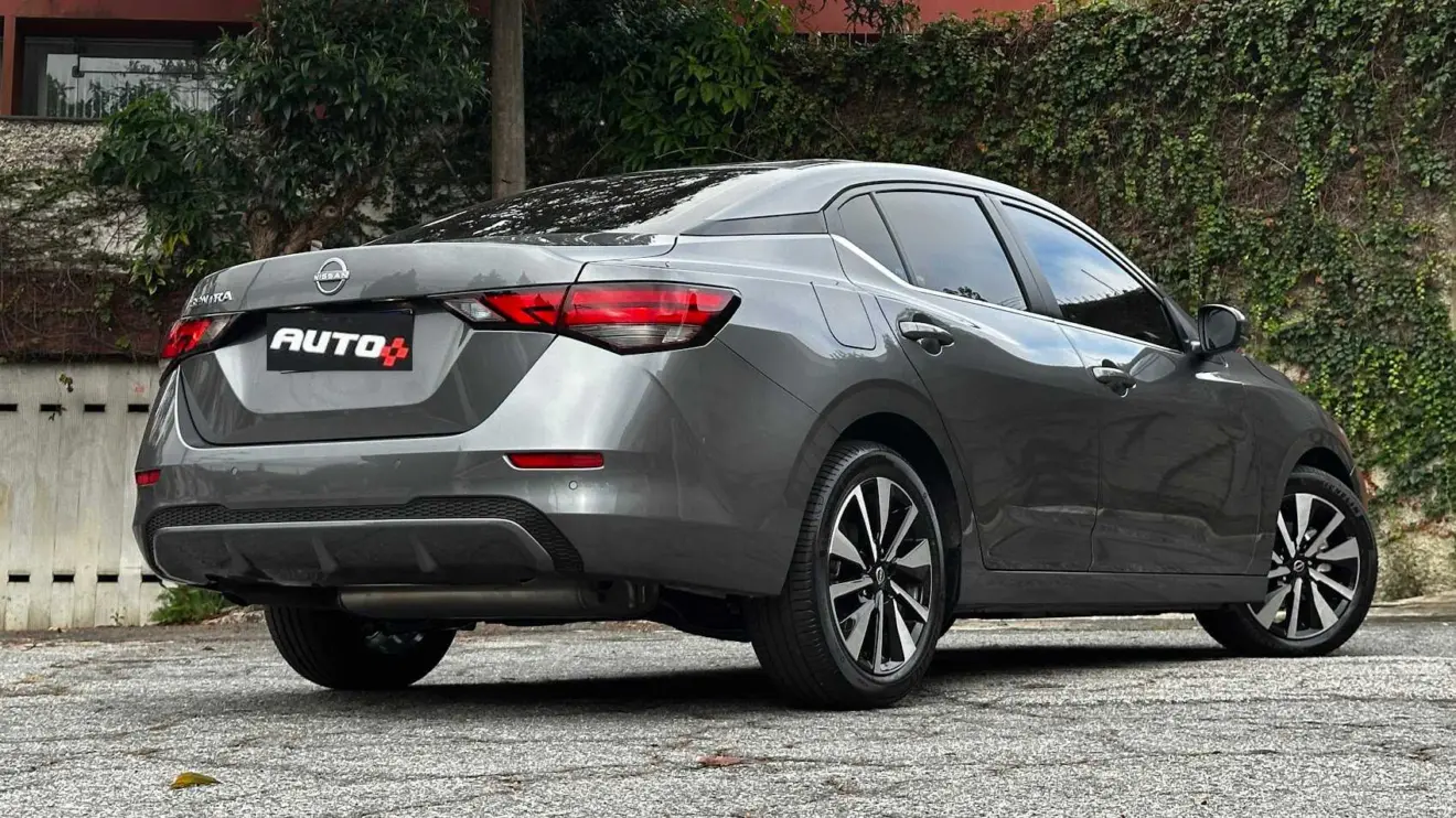 Nissan Sentra Advance cinza parado de traseira