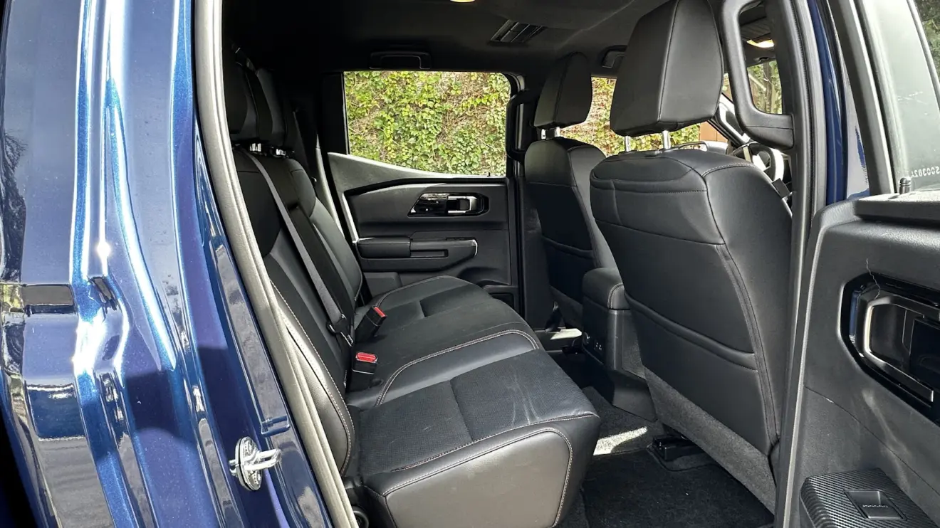 Espaço traseiro Mitsubishi Triton Katana