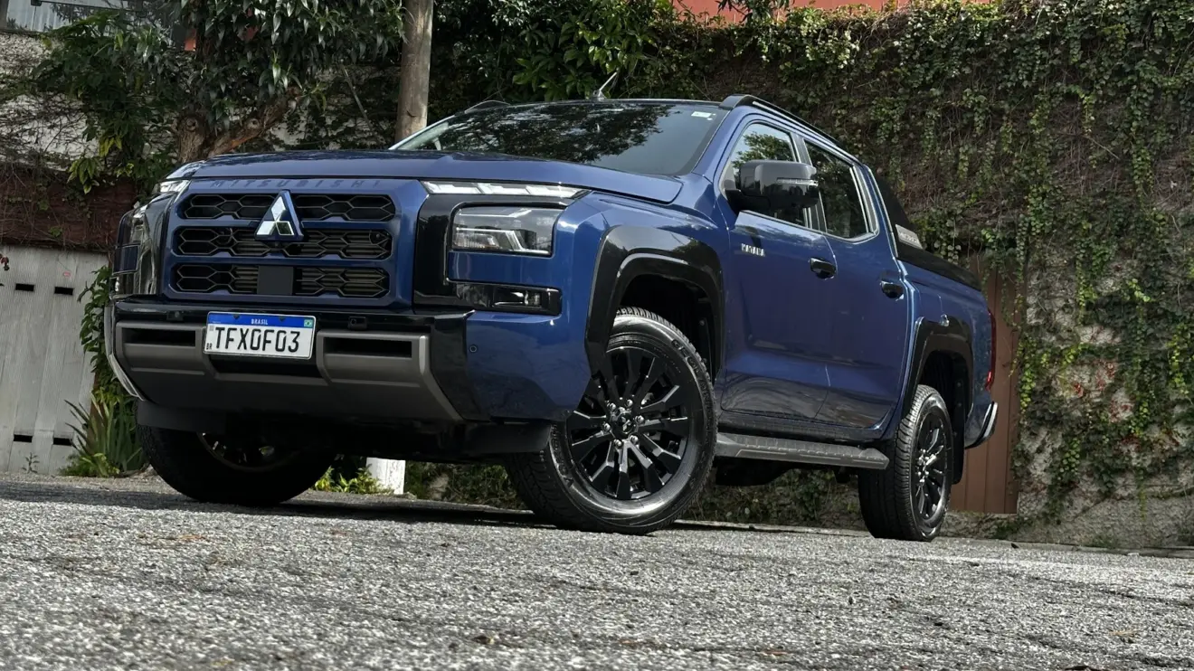 Nova Mitsubishi Triton Katana azul parada de frente com muro ao fundo