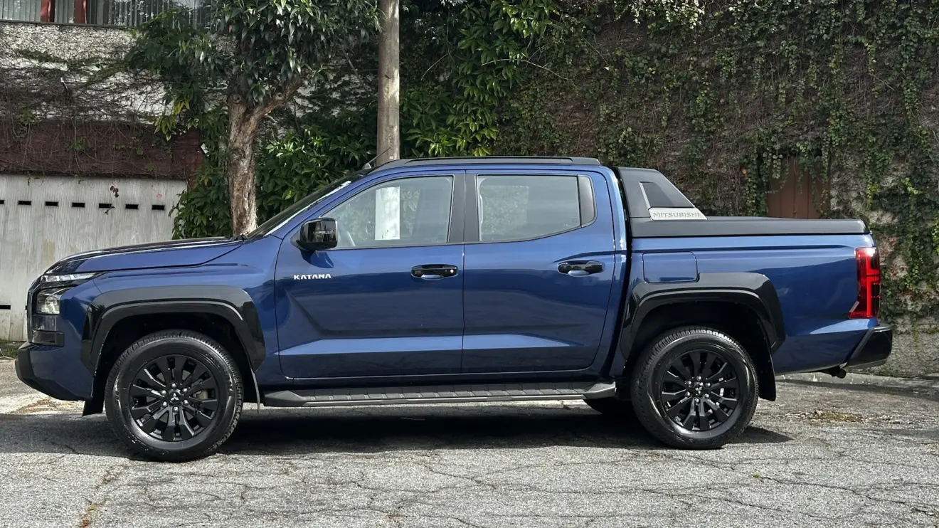 Caminhonete Mitsubishi Triton Katana azul parada de lado