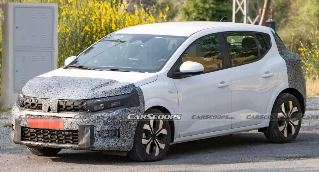 Dacia Sandero de frente com a dianteira camuflada