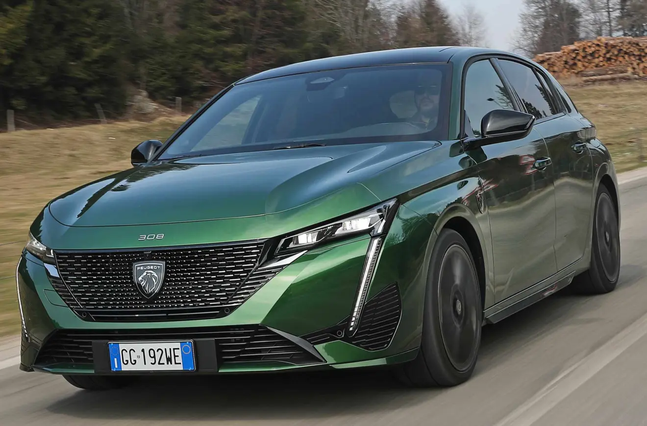 Peugeot 308 verde de frente andando na estrada é um dos carros que poderia ser vendido no Brasil