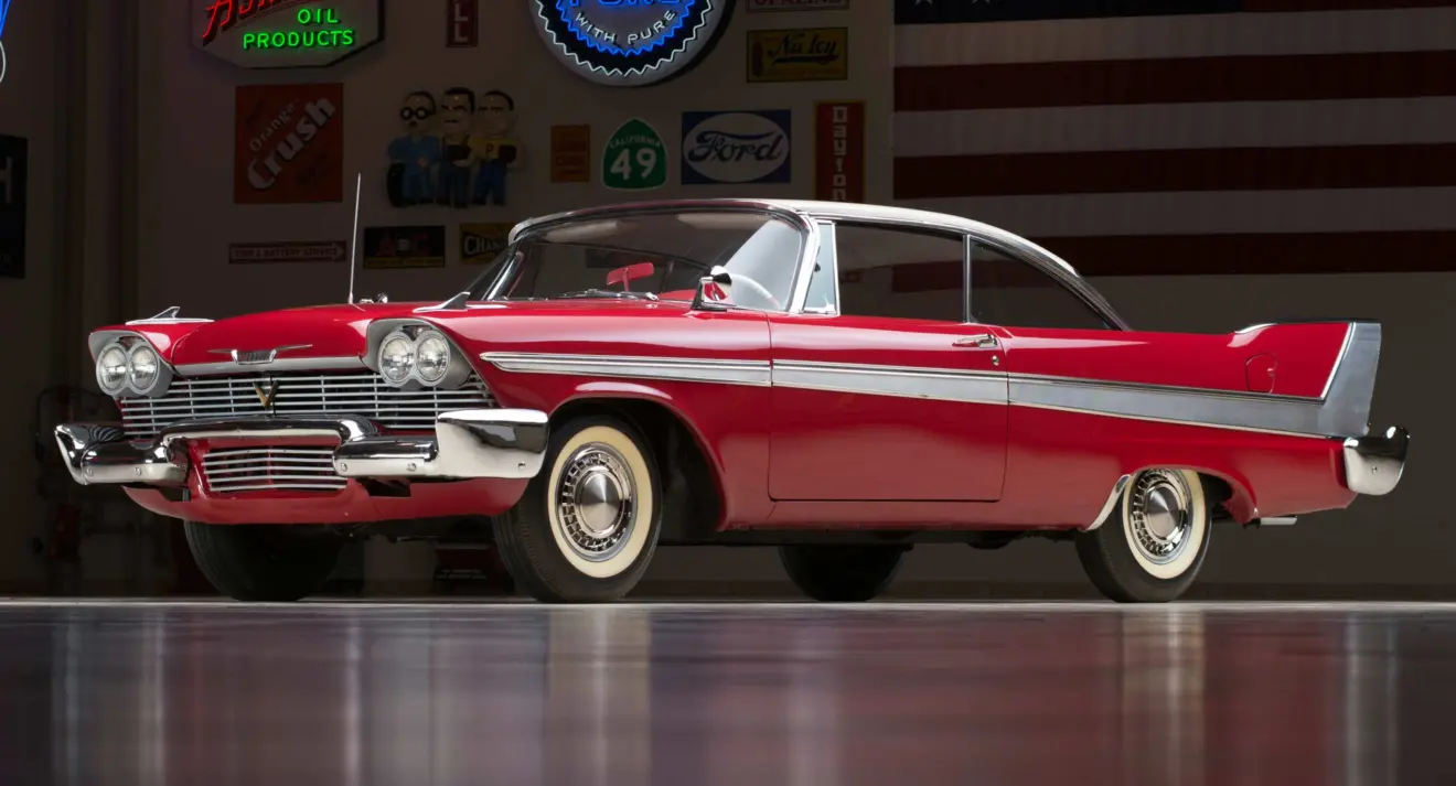 PLymouth Fury vermelho parado de frente