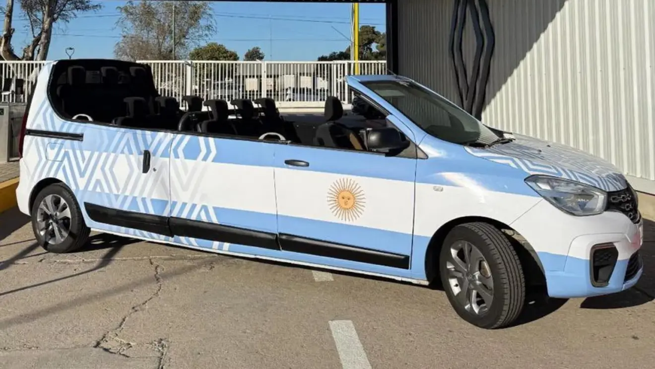 Renault Kangoo limusine, visto de lado e pintado com as cores da bandeira da Argentina