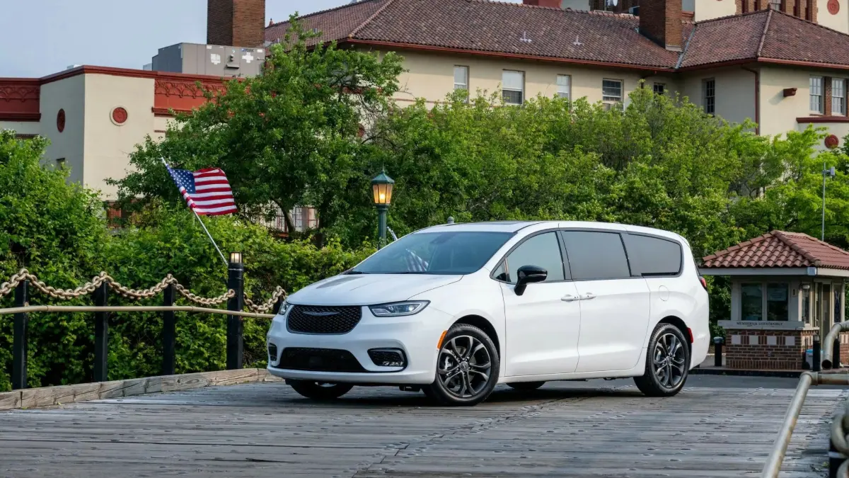 Chrysler Pacifica branca de lado