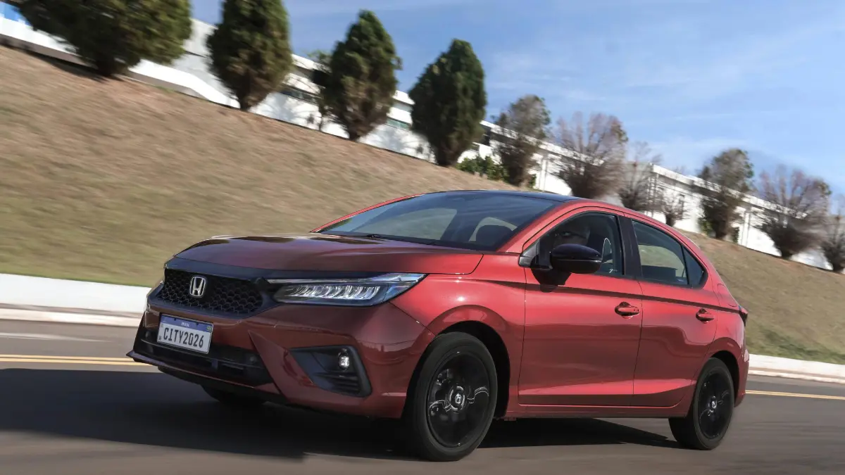 Honda City Touring Sport vermelho em movimento