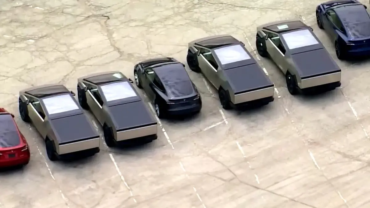 Diversos carros da Tesla, como Cybertruck, Model X e Model Y parado em fileiras em estacionamento nos Estados Unidos