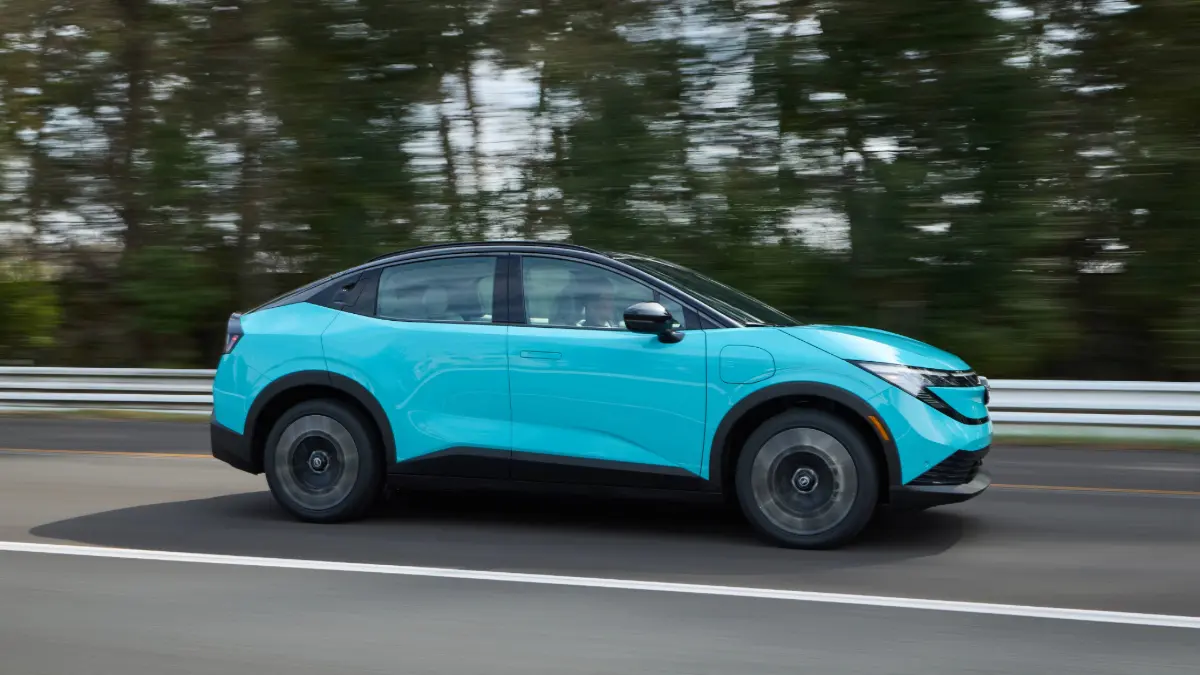 Nissan Leaf azul em movimento