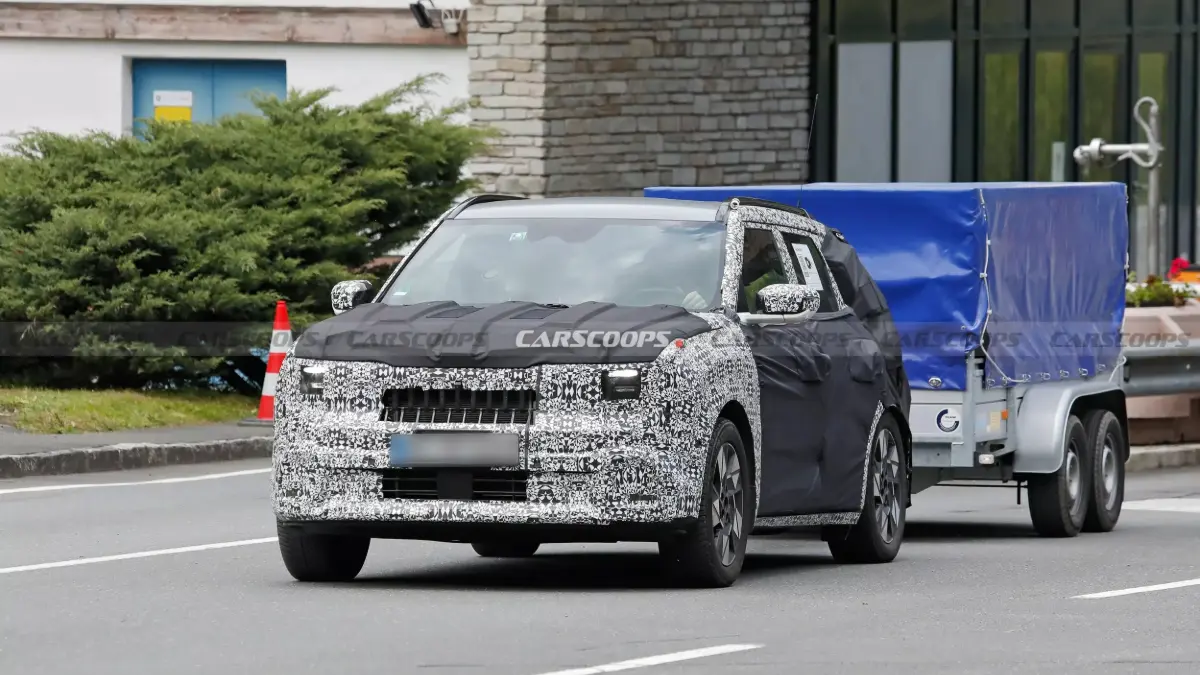 Kia Seltos camuflado flagrado na Europa mostrando a parte dianteira e lateral do carro