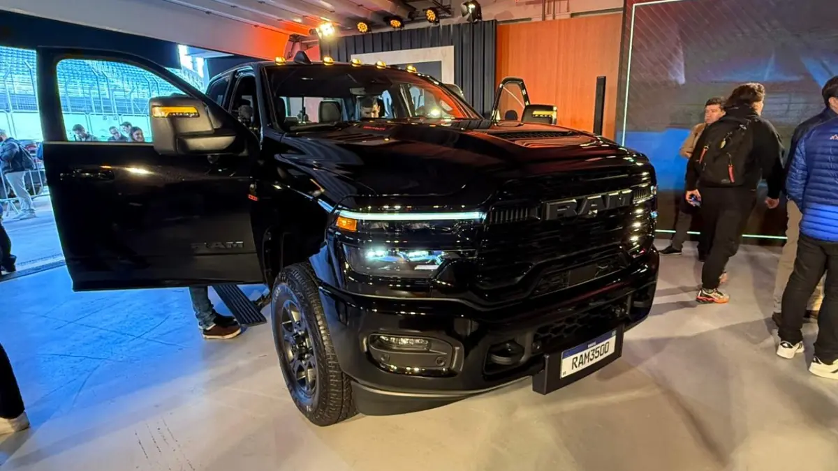 Ram 3500 preta estática no Festival Interlagos