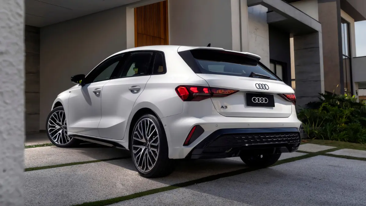 Audi A3 Sportback na cor branca estático de traseira