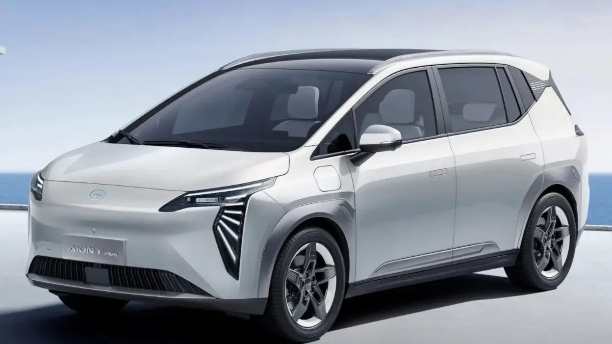 GAC Aion Y Plus reestilizado na China de frente e lado na cor prata