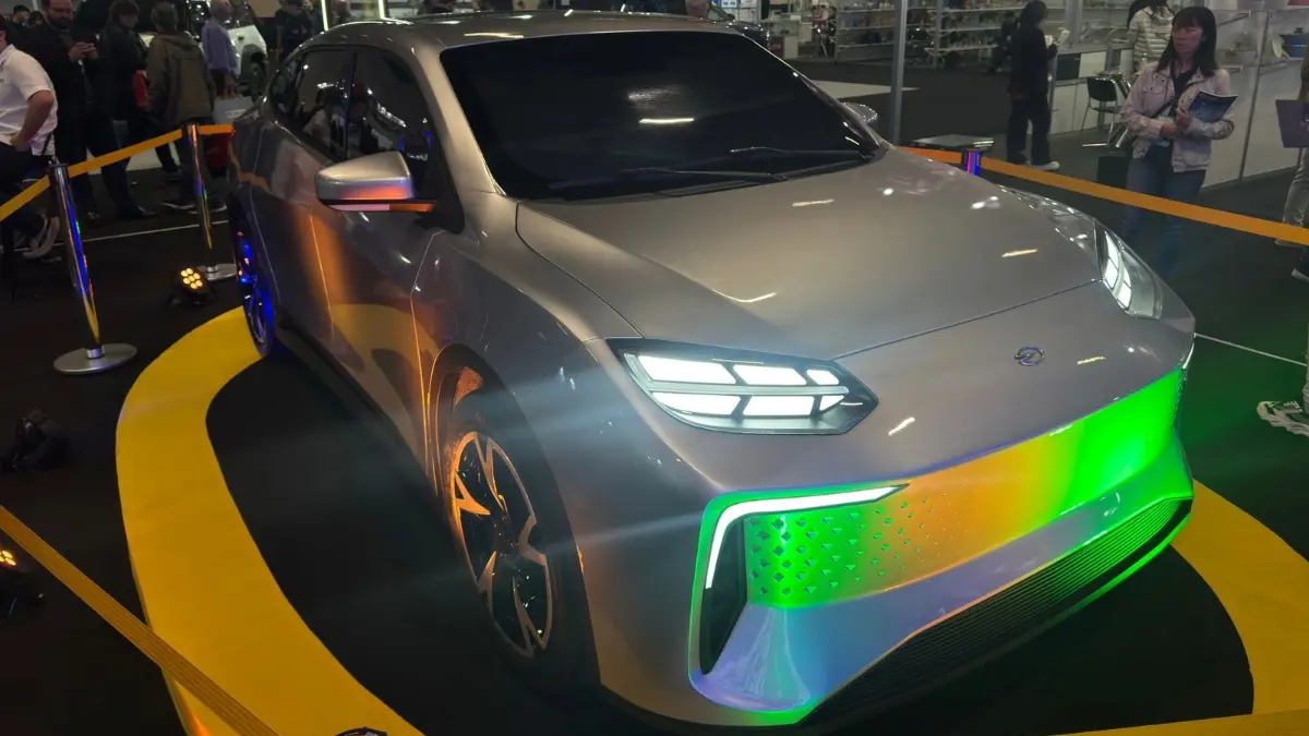 Protótipo do Lecar 459 na Eletrocar Show na cor cinza