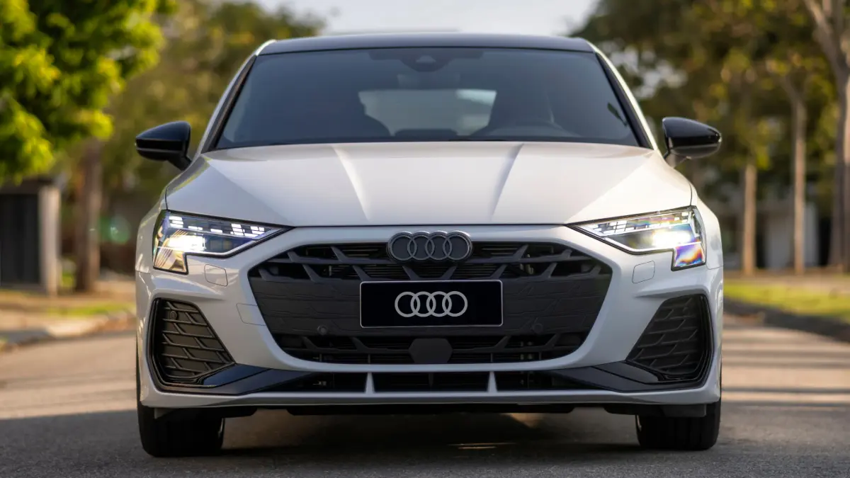 Audi A3 Sportback na cor branca estático de frente