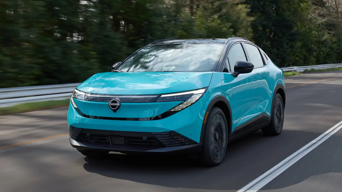 Nissan Leaf azul em movimento
