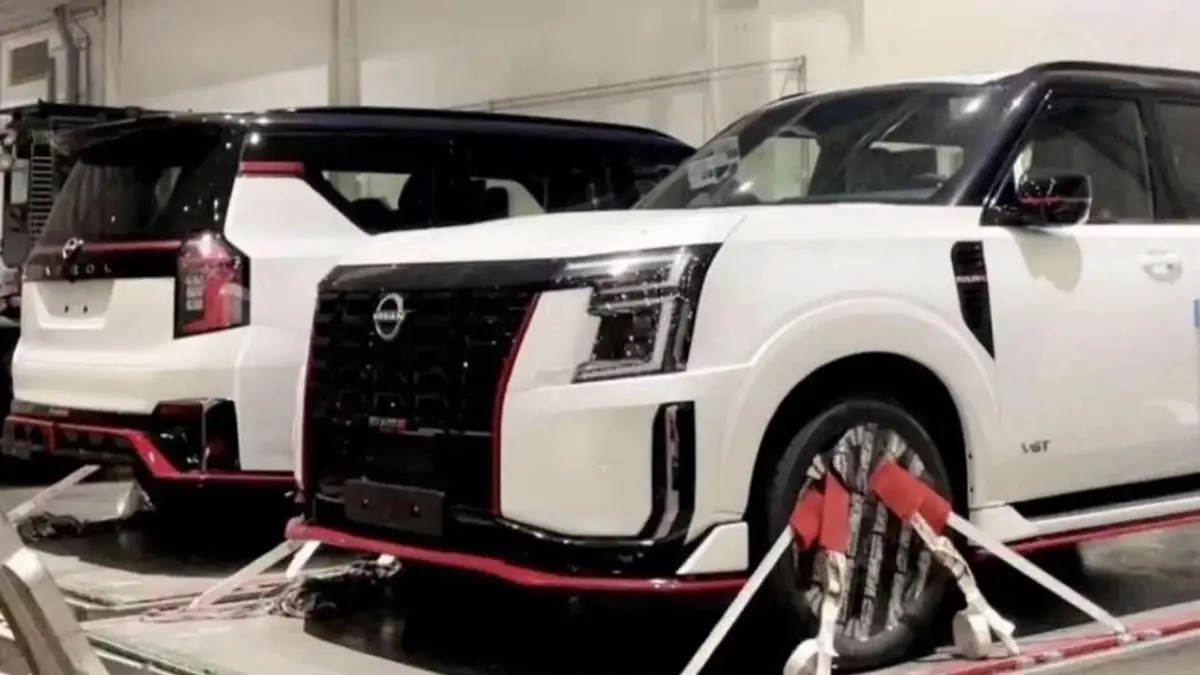 Duas nova gerações do Nissan Patrol Nismo branco de frente e de costas estáticos