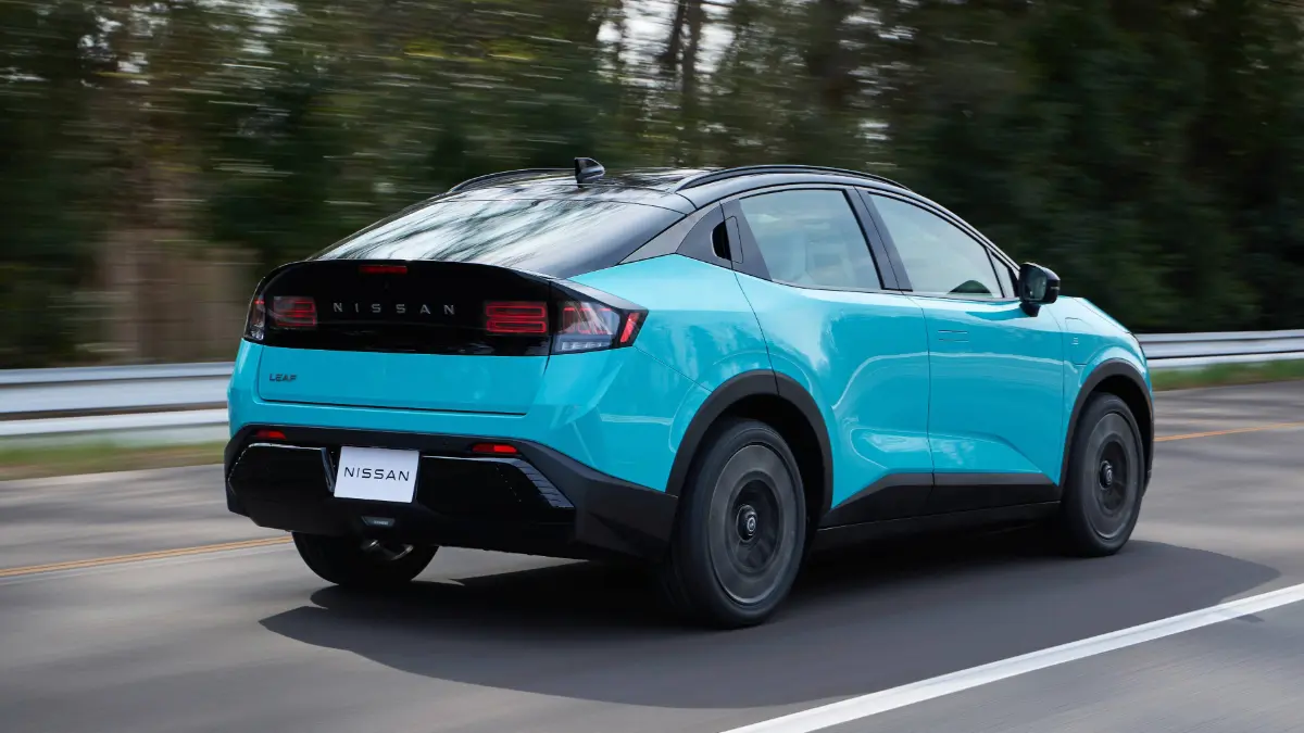 Nissan Leaf azul em movimento