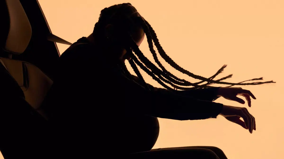 Cinto de segurança da Volvo inteligente sendo acionado com uma pessoa e fundo laranja