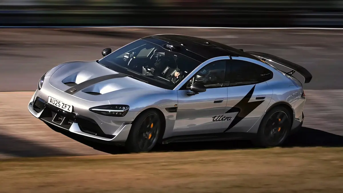 Xiaomi SU7 Ultra prata de lado em uma curva de Nürburgring