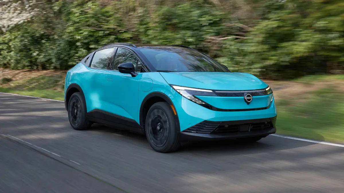 Nissan Leaf azul em movimento
