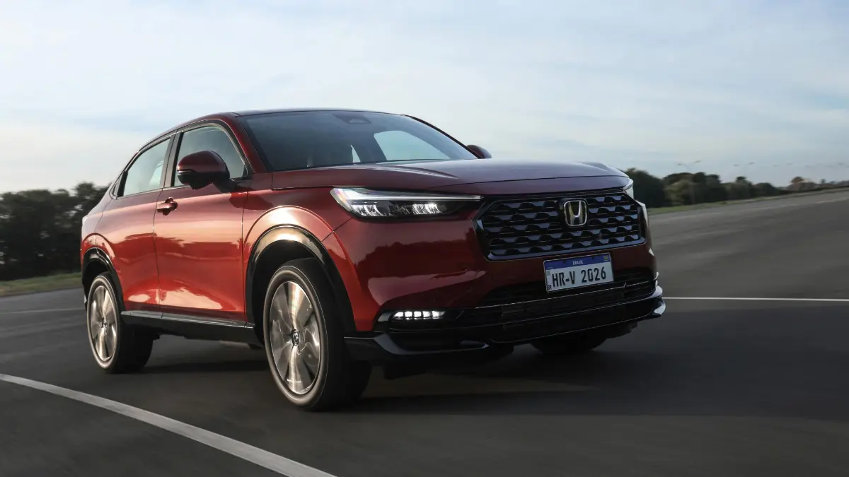 Honda HR-V Touring 2025 vermelho vinho em movimento