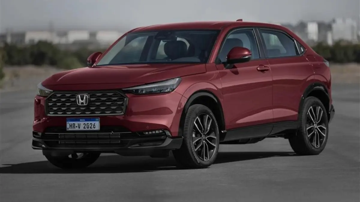 Honda HR-V 2026 Touring vermelho vinho de frente e lado em estático