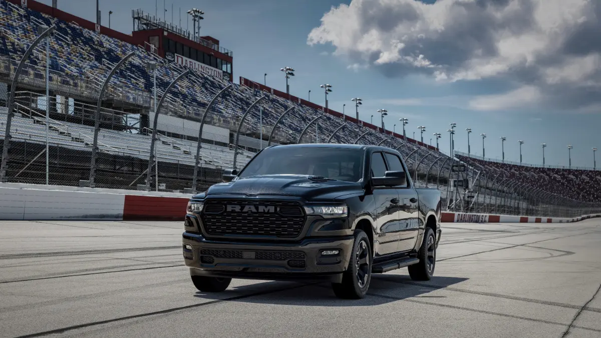 Ram 1500 com motor HEMI V-8 na cor preta de frente em uma pista