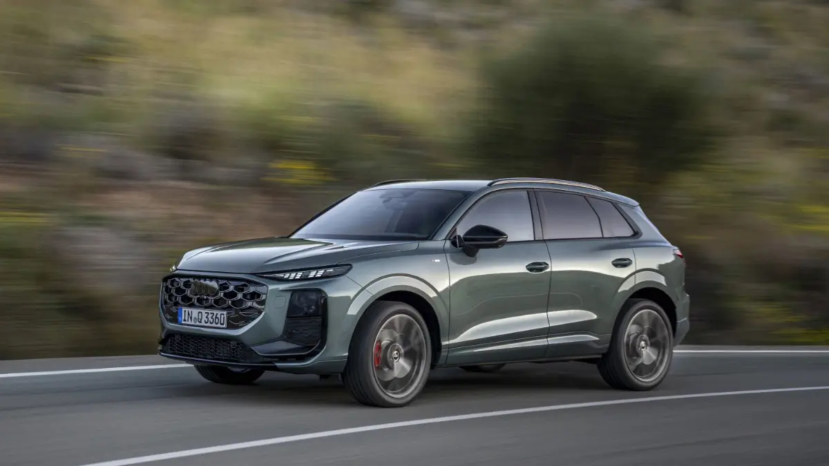 Audi Q3 de terceira geração de lado em movimento