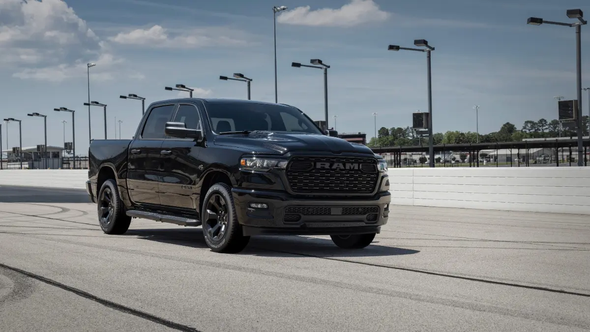 Ram 1500 com motor HEMI V-8 na cor preta de frente em uma pista