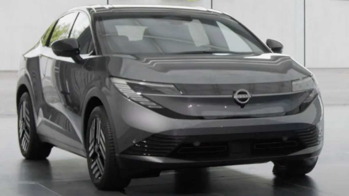 Nissan Leaf de terceira geração na cor cinza de frente