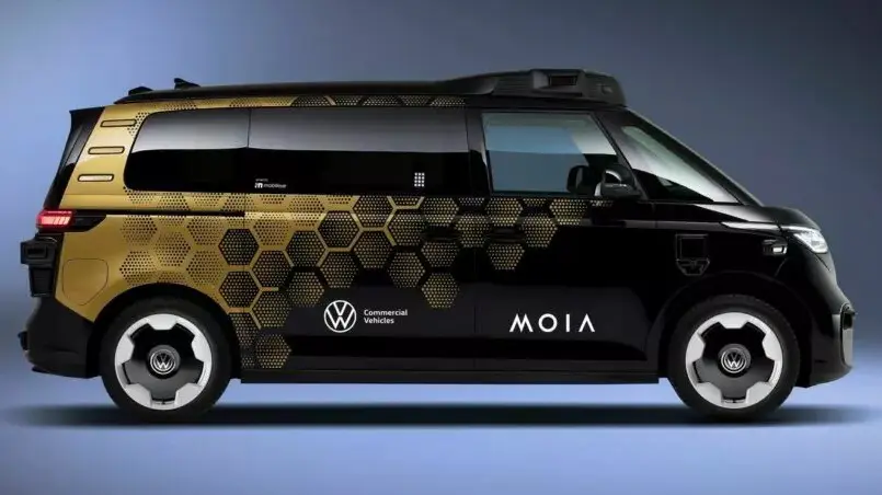 Volkswagen ID.Buzz autônoma pintada de preto e dourado, vista de lado