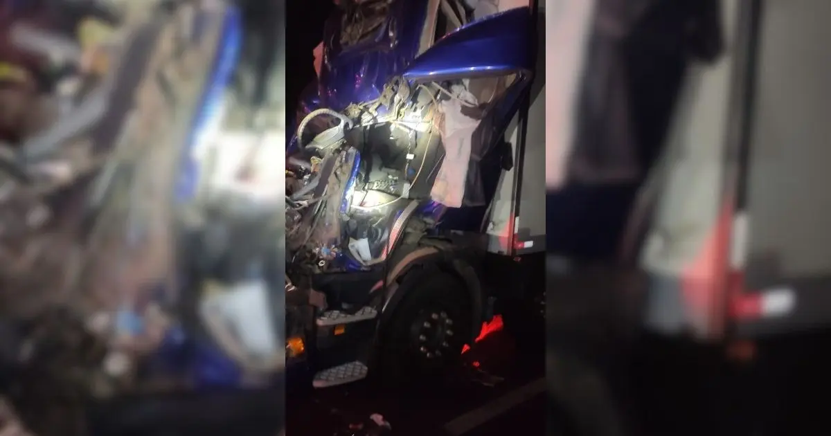 Cabine de caminhão destruída após acidente na BR-101