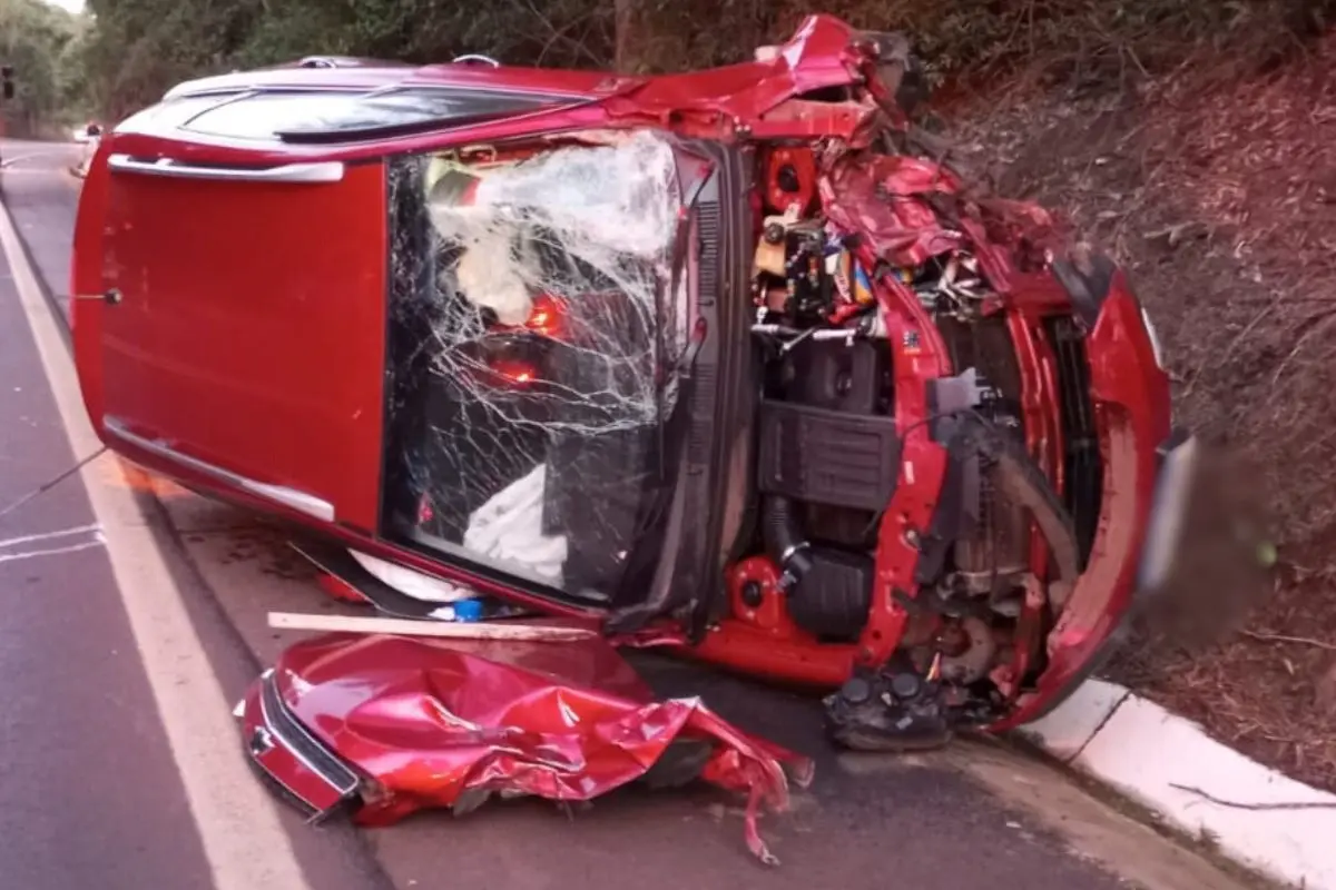 Acidente entre carro e moto na BR-282