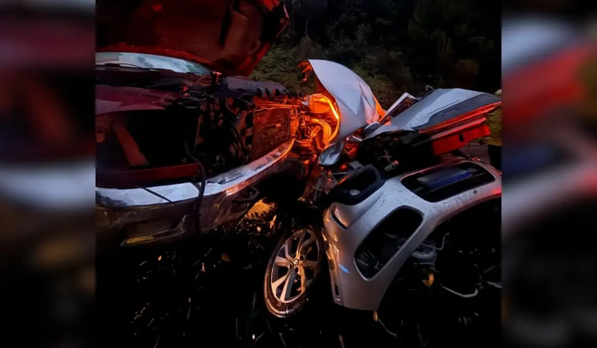 Carros destruídos após acidente na BR-282