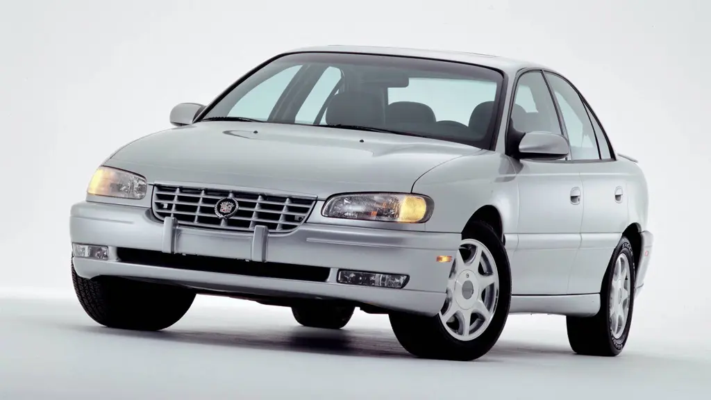 Cadillac Cateria prata de frente em um fundo branco