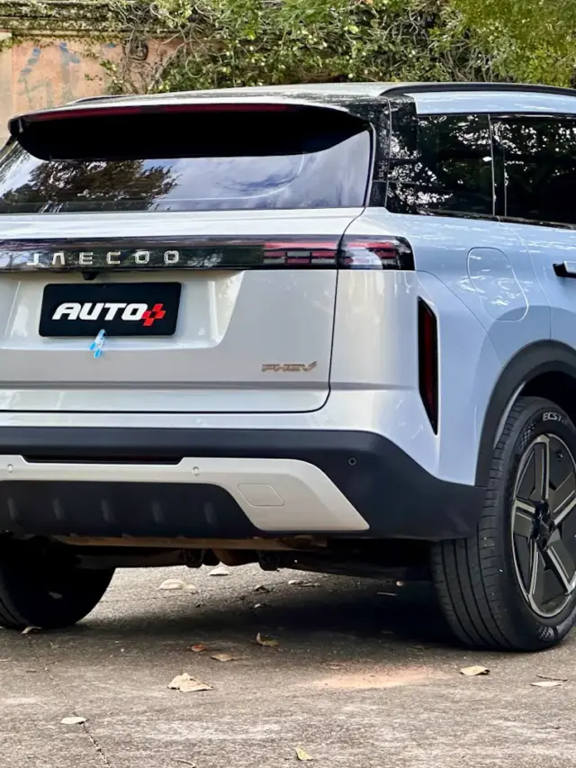 carro jaecoo 7 azul de traseira no mato