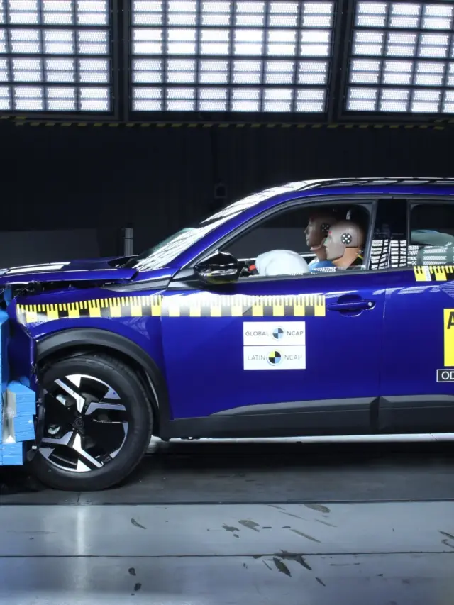 Peugeot 2008 azul no teste de impacto frontal do Latin NCAP
